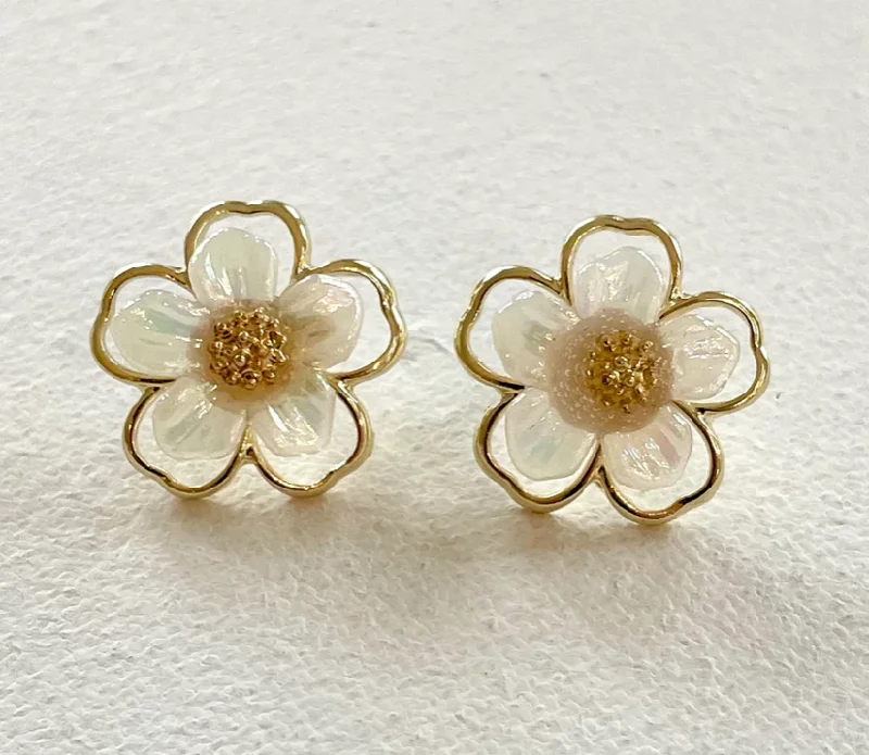 Earrings - White Flower & Gold Stud Earrings