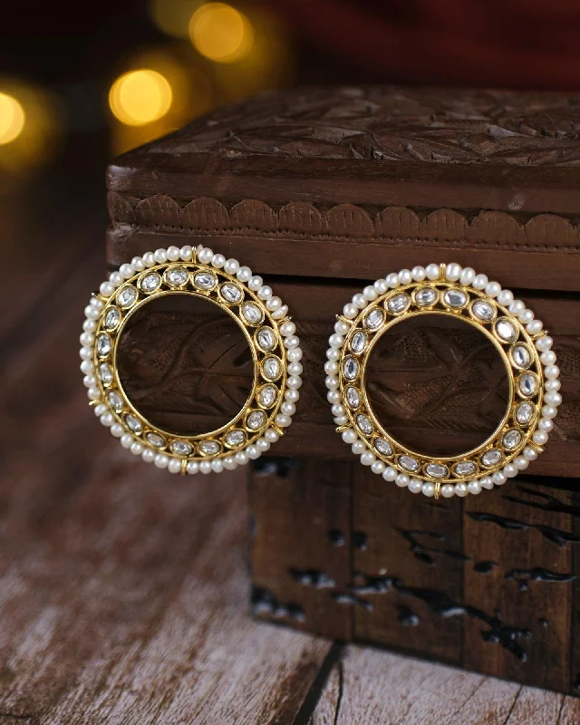 Glamorous Pearly Stud Earrings