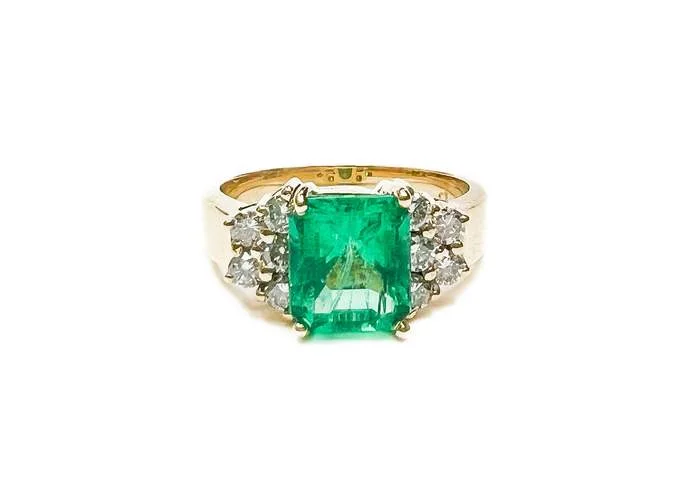 18K EMERALD DIAMOND RING