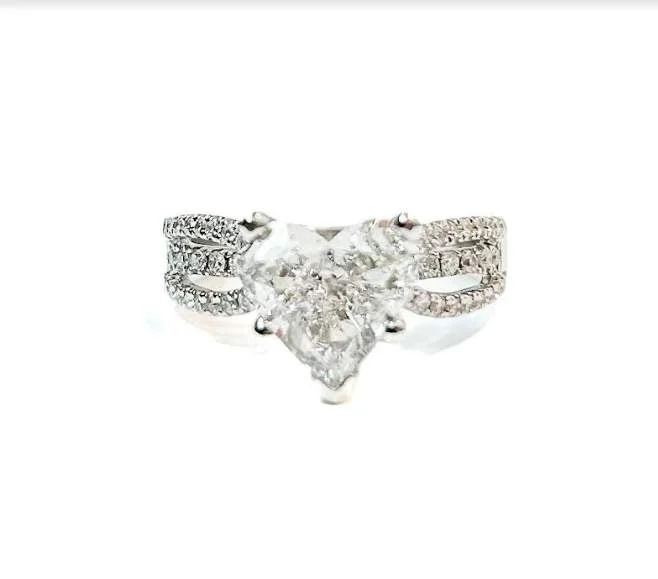 18KW DIAMOND HEART RING